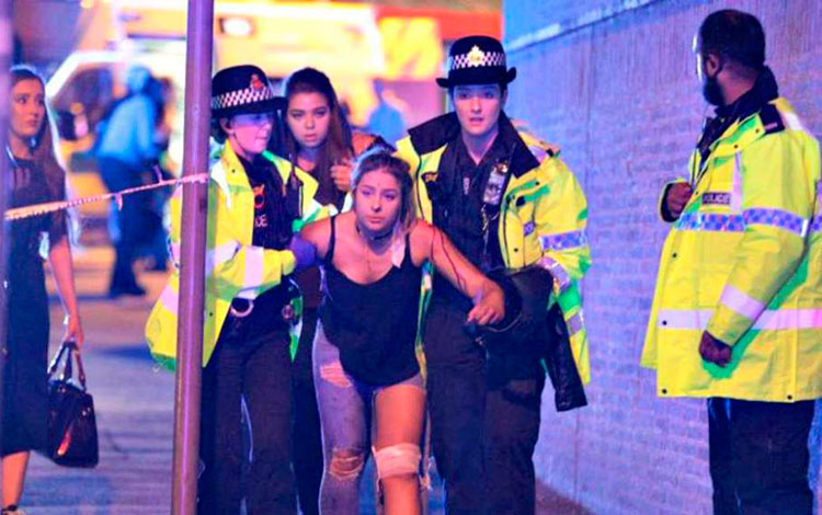 Atentado terrorista tras concierto de Ariana Grande en el Manchester Arena, Reino Unido.