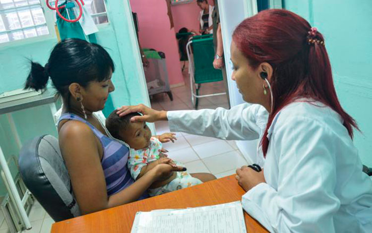 Doctora y madre con su niño en Cuba.