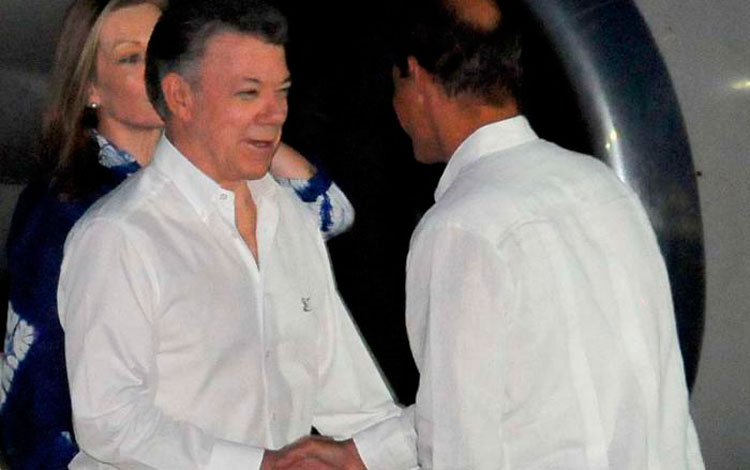 El mandatario colombiano (izquierda) fue recibido por Rogelio Sierra, viceministro de Relaciones Exteriores