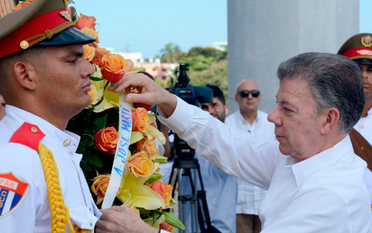 Juan Manuel Santos le pone una ofrenda floral a José Martí