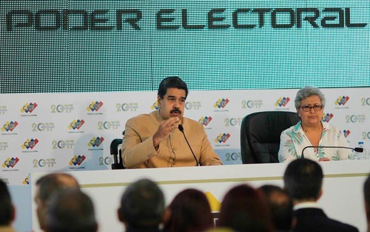 Nicolás Maduro en conferencia de prensa en el Consejo Nacional Electoral.