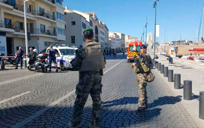 Vehículo embiste paradas de autobús en Marsella, Francia.