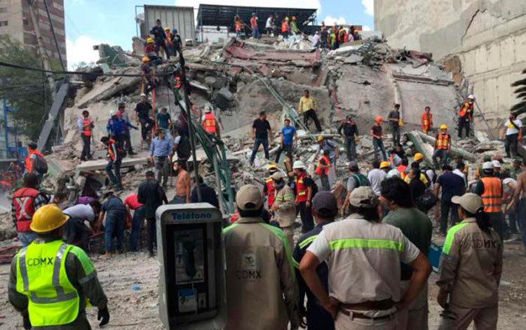 Labores de rescate en edificio derrumbado por terremoto de México.