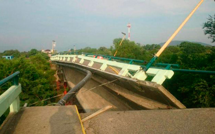 Puente en Oaxaca dañado por nuevo sismo.