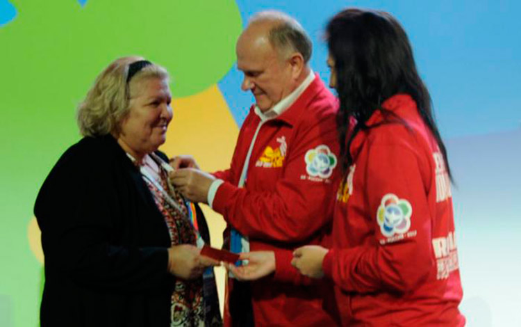 Aleida Guevara March recibe medalla por centenario de la Gran Revolución Socialista de Octubre, en Sochi.