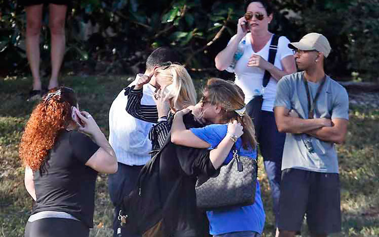 Familiares de alumnos de la escuela de Florida objeto de tiroteo que causó 17 muertos.