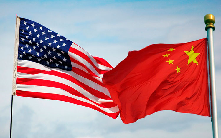 Banderas de EE .UU. y China.