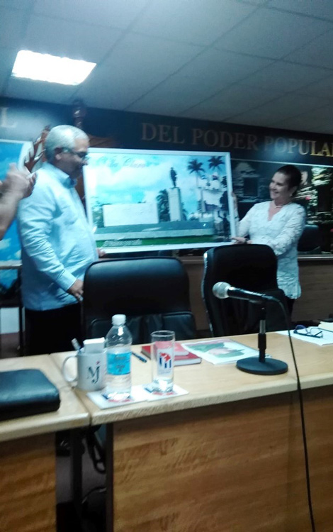 Obsequio otorgado al ministro de Justicia, Oscar Manuel Silvera Martínez, de parte de Ania María Aparicio Albelo, directora provincial de Justicia de Villa Clara. (Foto: Narciso Fernández Ramírez) Obsequio otorgado al ministro de Justicia, Oscar Manuel Silvera Martínez, de parte de Ania María Aparicio Albelo, directora provincial de Justicia de Villa Clara. (Foto: Narciso Fernández Ramírez)