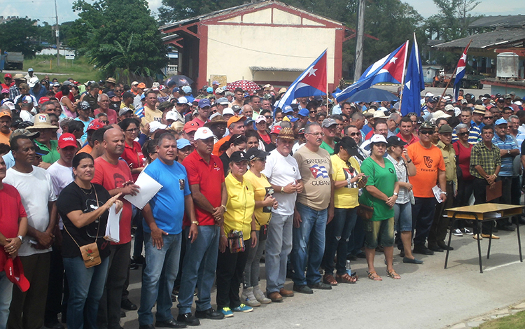 Acto de entrega de compromisos en el aniversario de la visita de Fidel a Santa Clara