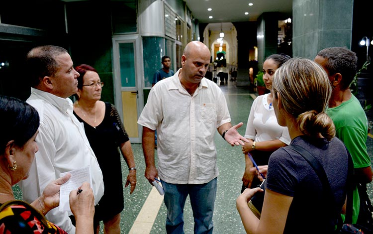 Osnay Miguel Colina en parque Vidal de Santa Clara