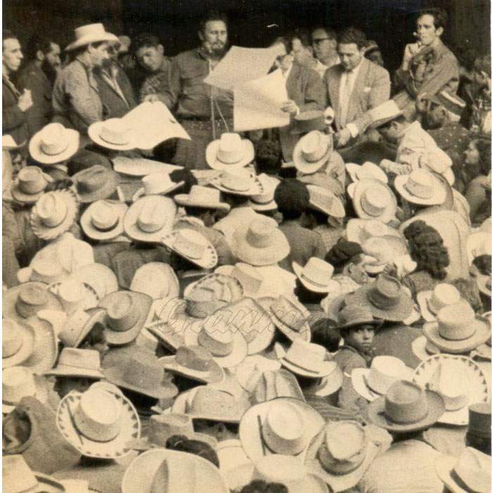 Comandante en Jefe Fidel Castro Ruz entrega títulos de propiedad de la tierra a campesinos cubanos. Comandante en Jefe Fidel Castro Ruz entrega títulos de propiedad de la tierra a campesinos cubanos.