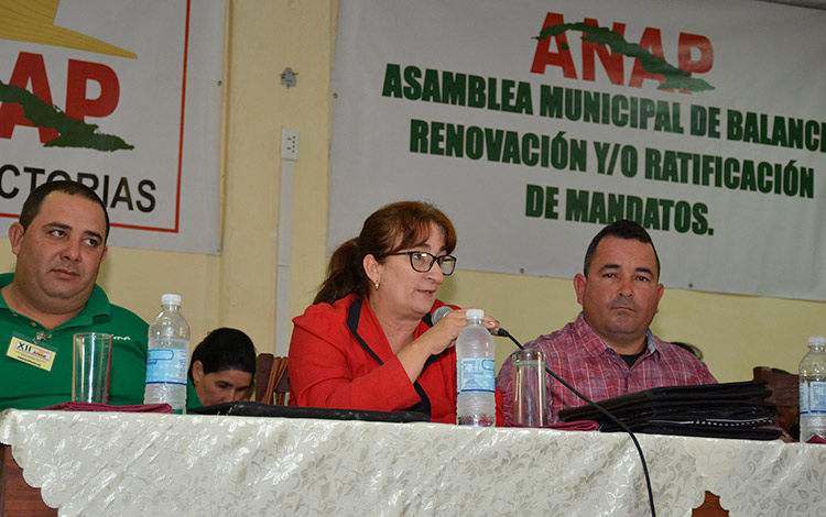 Neysi Santos, presidenta de la ANAP en Villa Clara, interviene en asamblea de la organización en Santa Clara. Neysi Santos, presidenta de la ANAP en Villa Clara, interviene en asamblea de la organización en Santa Clara.