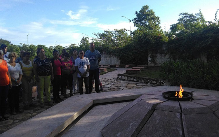 Participantes en taller de la ANIR hontran a combatientes del II Frente de Las Villas. Participantes en taller de la ANIR hontran a combatientes del II Frente de Las Villas.