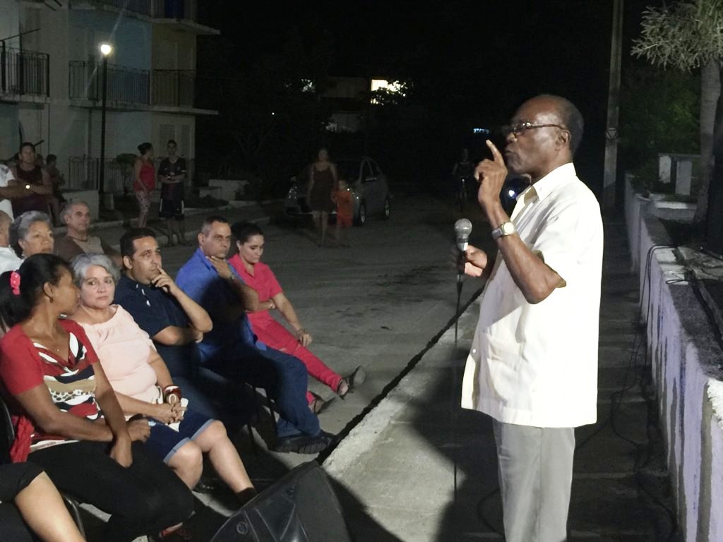 Barrio debate sobre la Ley Helms-Burton, Villa Clara Barrio debate sobre la Ley Helms-Burton, Villa Clara