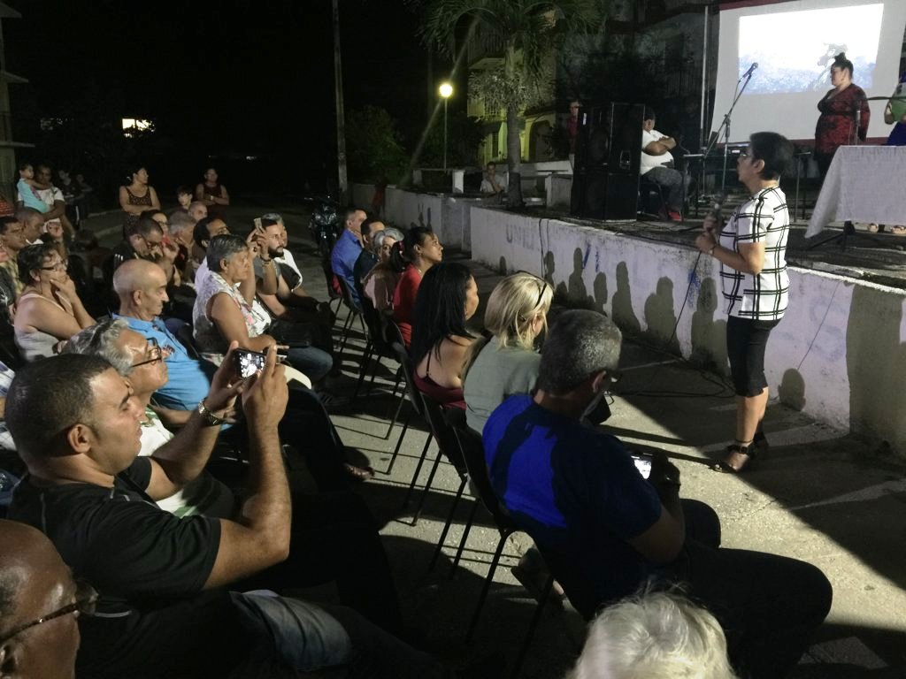 Barrio debate sobre la Ley Helms-Burton, Villa Clara Barrio debate sobre la Ley Helms-Burton, Villa Clara