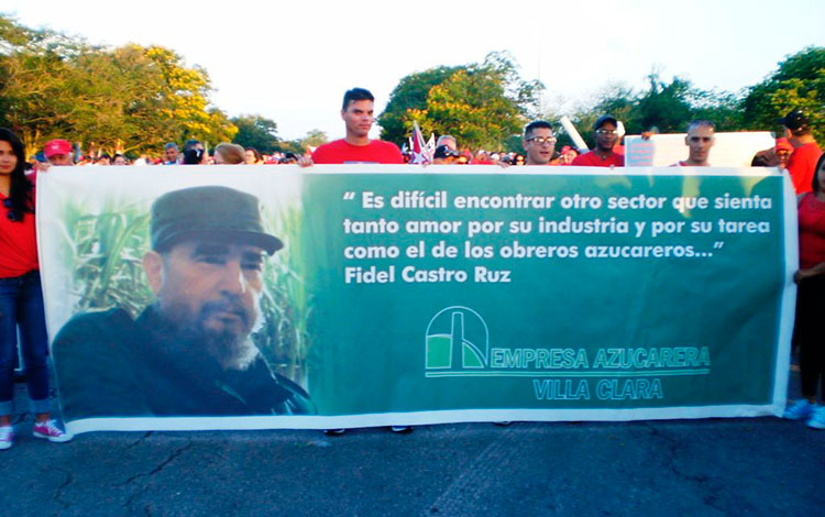 Trabajadores azucareros desfilan en Santa Clara.