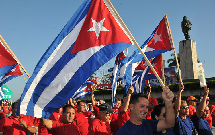 Banderas cubanas en el Primero de Mayo