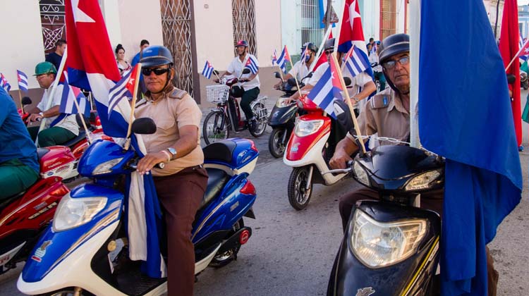 Banderas cubanas en desfile por el Primero de Mayo en Sagua la Grande.