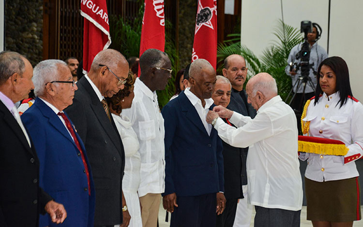 Héroes y Heroí­nas del Trabajo de la  República de Cuba son condecorados por José Ramón Machado Ventura. 