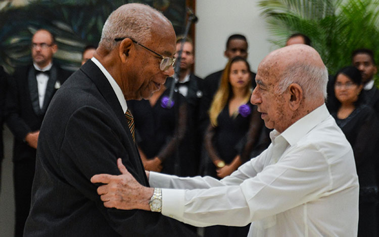 José Ramón Machado Ventura condecora al profesor Juan Virgilio López Palacio, Héroe del Trabajo de la República de Cuba.