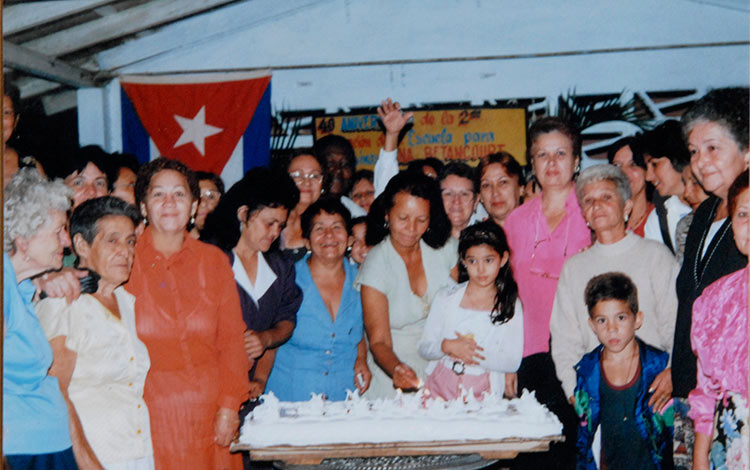 Constitución del Club de las Anitas, Santa Clara, 2001.