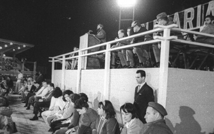 Fidel Castro Ruz en acto en el estadio Sandino, de Santa Clara. Fidel Castro Ruz en acto en el estadio Sandino, de Santa Clara.