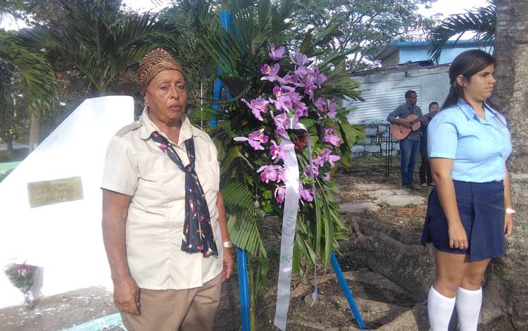Una ofrenda floral dedicada a Celia Sánchez presidió el homenaje santaclareño a  la destacada revolucionaria, fallecida, un día como hoy, hace 38 años. (Fotos: Narciso Fernández Ramírez)
