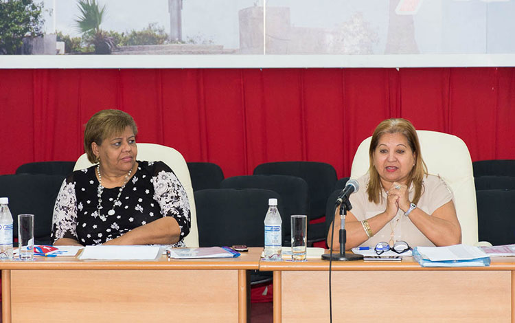 Olga Lidia Tapia y Teresa Amerelle. Olga Lidia Tapia y Teresa Amerelle.