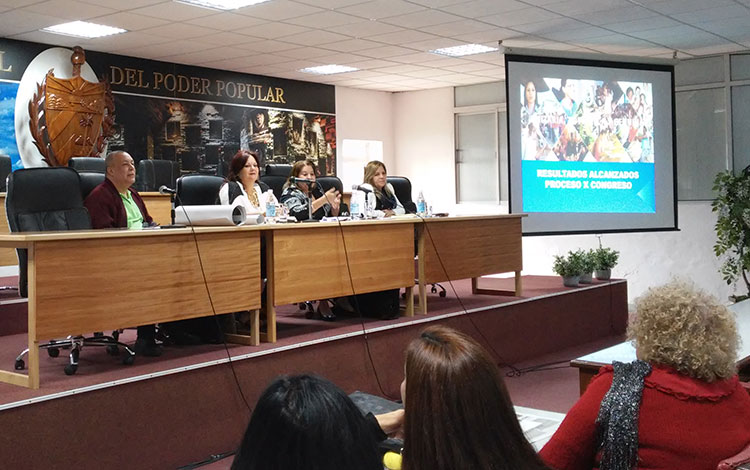 Teresa Amerelle Boué, secretaria general de la FMC, en encuentro con federadas villaclareñas.