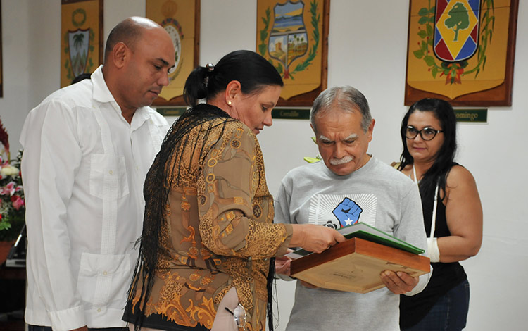 Oscar López Rivera recibe la réplica del Escudo de Armas, en Santa Clara, Villa Clara, Cuba.