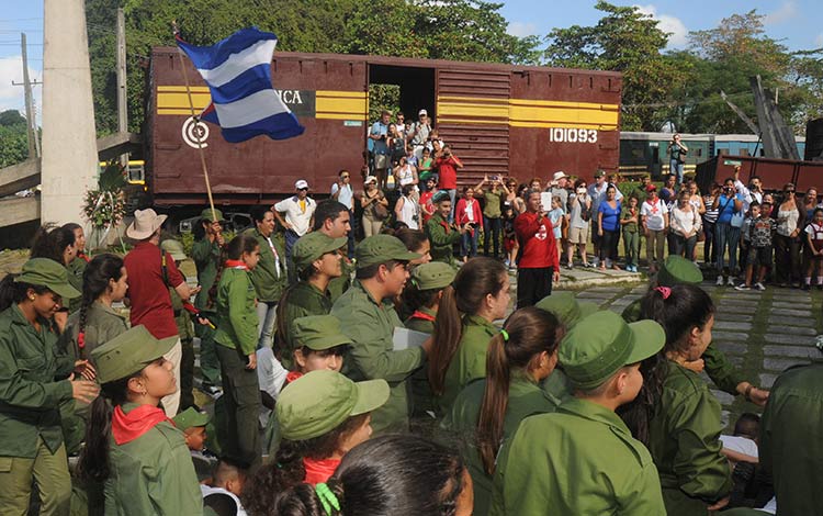 Pioneros reeditan batalla de Santa Clara