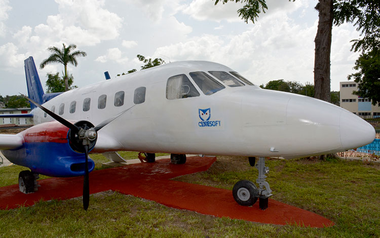 Avión de Cinesoft para recreación en Palacio de Pioneros de Santa Clara.
