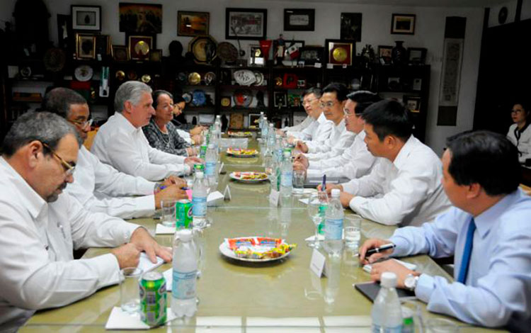 Encuentro de delegaciones de los partidos comunistas de Cuba y de Vietnam.