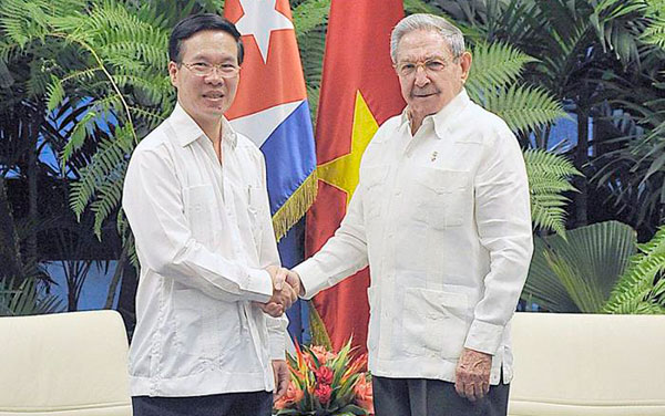 Raul Castro y Vo Van Thoung.