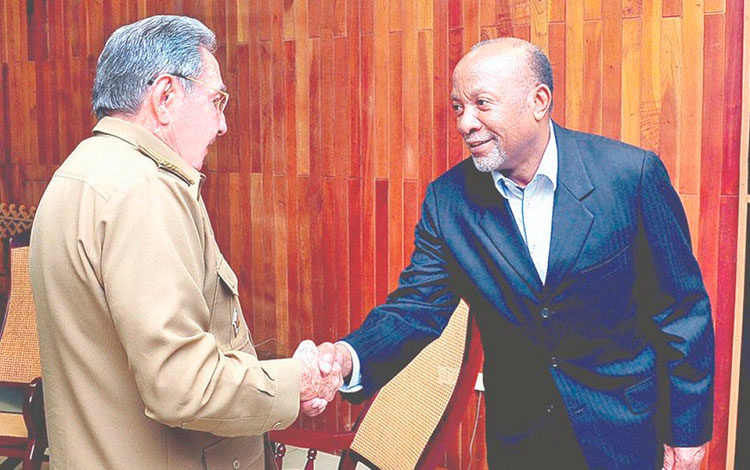 Raúl Castro Ruz, primer secretario del Partido Comunista de Cuba, y Nangolo Mbunda, vicepresidente de la República de Namibia.