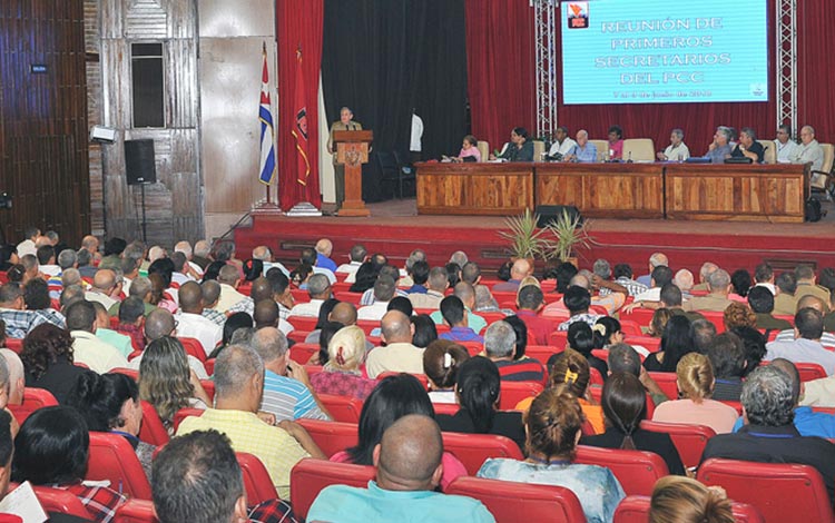 Raúl Castro Ruz en encuentro con primeros secretarios del PCC.