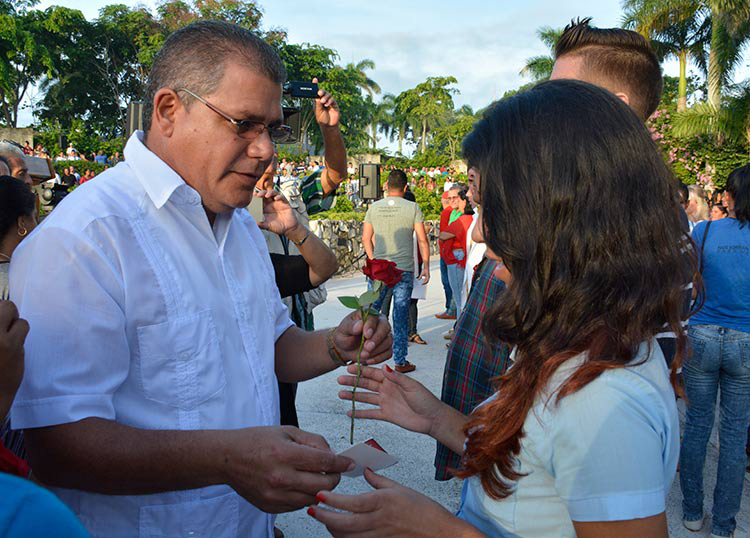 Entrega de los carnet a nuevos militantes de las UJC y el MININT Entrega de los carnet a nuevos militantes de las UJC y el MININT