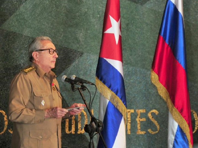 Recibe Raúl Castro Ruz Premio Lenin