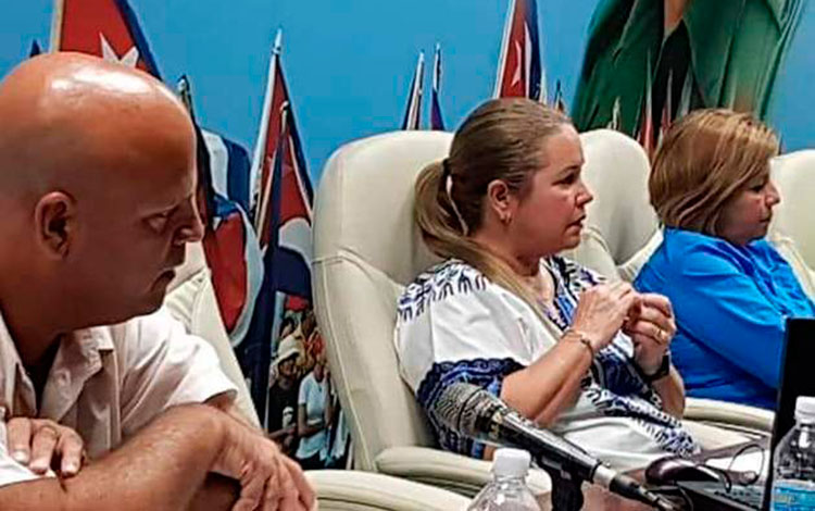 Yudí Rodríguez Hernández (en el centro), primera secretaria del Partido en Villa Clara.