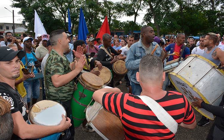 Conga en el acto provincial por el aniversario 61 del triunfo de la Revolución cubana. Conga en el acto provincial por el aniversario 61 del triunfo de la Revolución cubana.