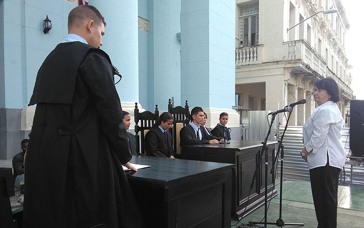 Profesora denuncia ante tribunal antiimperialista de la juventud villaclareña.