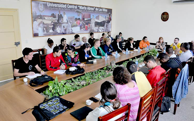 Sucely Morfa, primera secretaria de la UJC, dialoga con estudiantes de la Universidad Central Marta Abreu de Las Villas. Sucely Morfa, primera secretaria de la UJC, dialoga con estudiantes de la Universidad Central Marta Abreu de Las Villas.