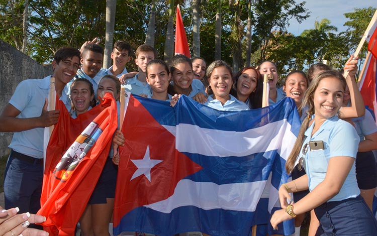 Jóvenes estudiantes cubanos