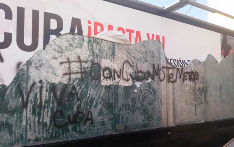 Cartel a con lema Con Cuba no te metas, en Lima, Perú.