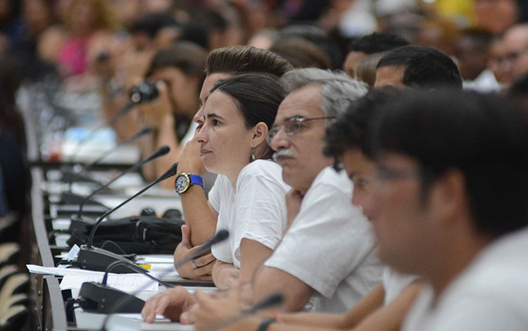 Carlos Rafael Miranda, coordinador de los CDR. Asistentes al acto de solidaridad con Venezuela.