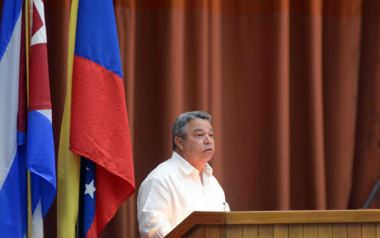 Ulises Guilarte, secretario general de la CTC. Ulises Guilarte, secretario general de la CTC, en homenaje a Fidel, Santiago de Cuba.