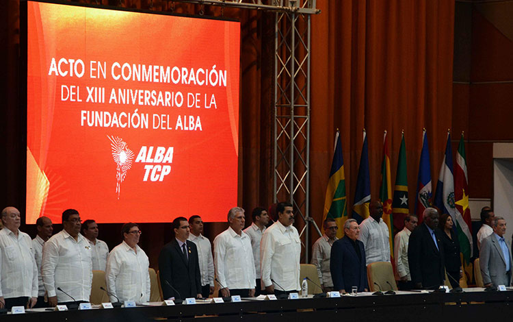 Nicolás Maduro, Raúl Castro y otros miembros de la presidencia en celebración del aniversario 13 del Alba.