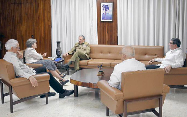 Presidente cubano, Raúl Castro Ruz, y Alicia Bárcena Ibarra, secretaria ejecutiva de la Cepal.