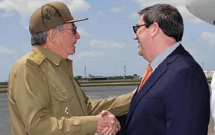 Raúl Castro junto Bruno Rodríguez Parrilla