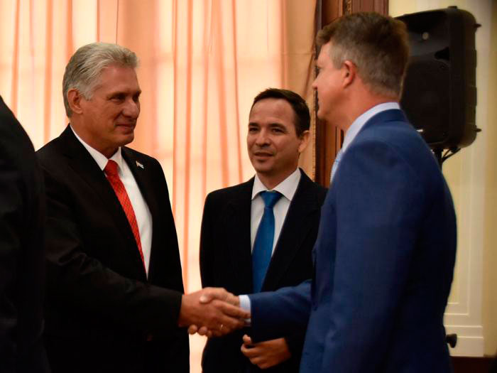 Presidente de Cuba, Miguel Dí­az-Canel Bermúdez, saluda a congresista estadounidense.